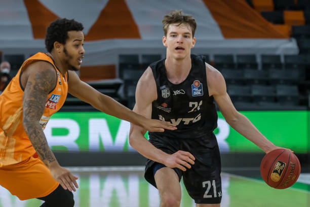 在战术上更 在战术上更